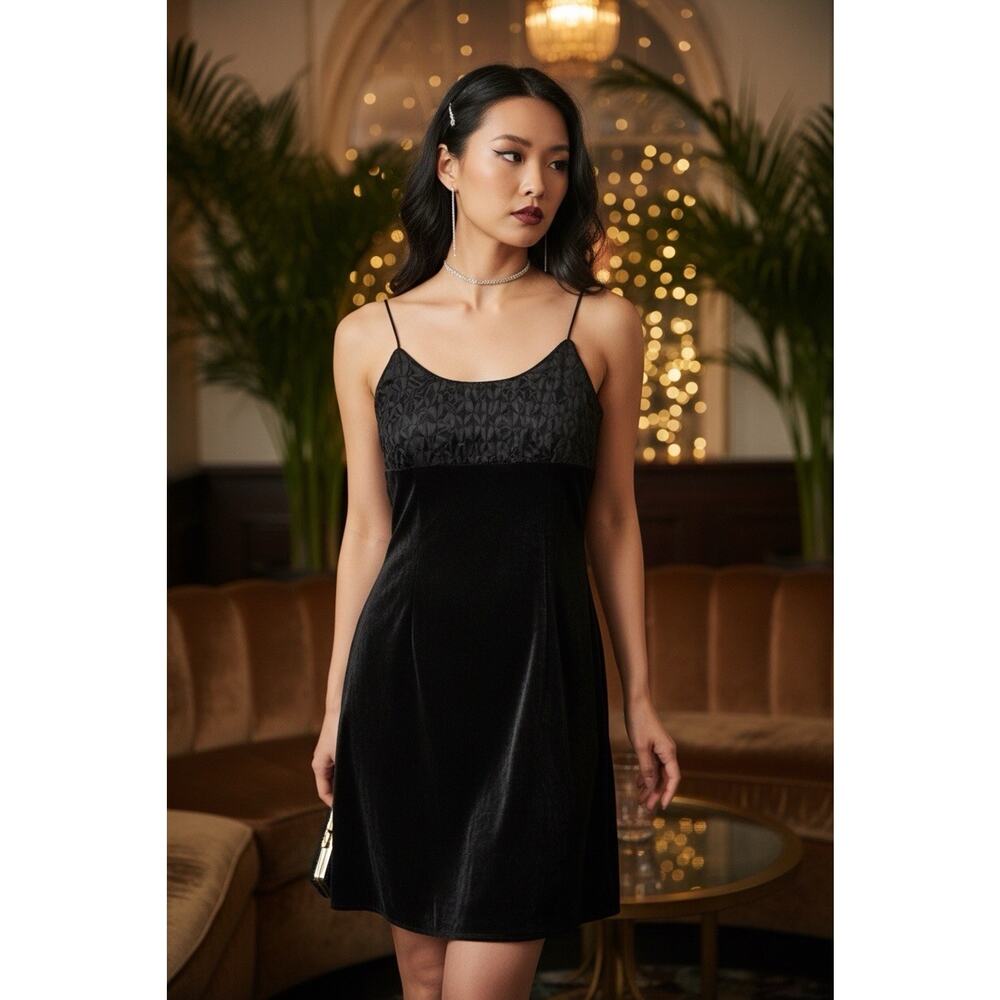 Vintage Envy 90’s Y2K Black Velvet Satin Spaghetti Strap Mini Dress XS 0/2?